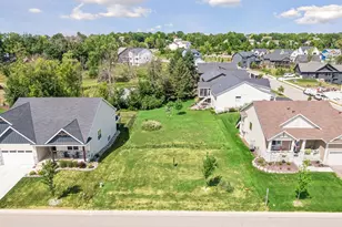 1946 Woods Pt, Waconia, MN 55387 - Photo 3
