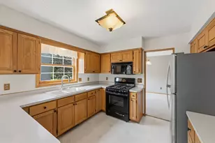 8020 Hidden Ct, Chanhassen, MN 55317 - Photo 7