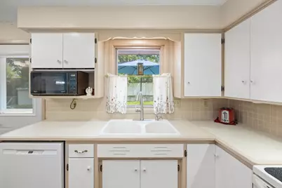 1065 Sherwood Street SE, Hutchinson, MN 55350 - Photo 5