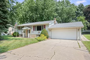 1065 Sherwood St SE, Hutchinson, MN 55350 - Photo 1