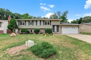 525 Lakewood Dr S, Maplewood, MN 55119 - Photo 1