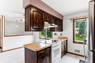 525 Lakewood Dr S, Maplewood, MN 55119 - Photo 17