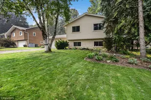 10581 Lake Fall Dr, Eden Prairie, MN 55347 - Photo 3