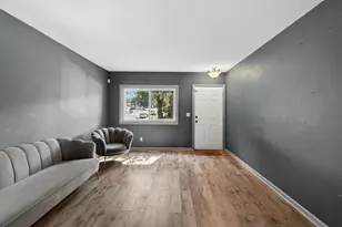 995 Rose Ave E, Saint Paul, MN 55106 - Photo 3
