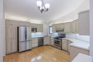 1106 Hollybrook Rd, Wayzata, MN 55391 - Photo 5