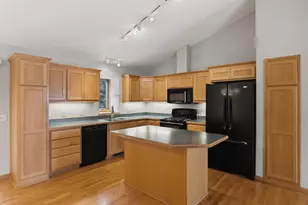 8182 Lori Ln, Woodbury, MN 55125 - Photo 9