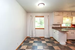 916 5th St SW, Waseca, MN 56093 - Photo 9