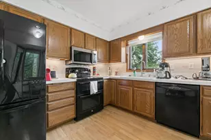 1521 Bruers Ct, Chaska, MN 55318 - Photo 9