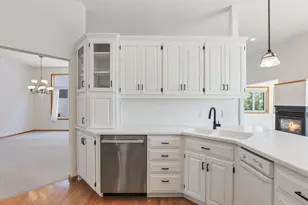 10471 Spyglass Dr, Eden Prairie, MN 55347 - Photo 7