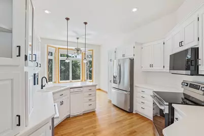 10471 Spyglass Drive, Eden Prairie, MN 55347 - Photo 9