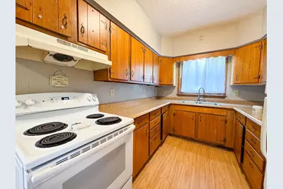127 E Summit Avenue, Fergus Falls, MN 56537 - Photo 9