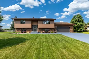 902 Park Ln, Belle Plaine, MN 56011 - Photo 1