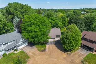 160 Bluff Ridge Ct, Chanhassen, MN 55317 - Photo 13
