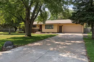 7836 Woodlawn Dr, Mounds View, MN 55112 - Photo 3