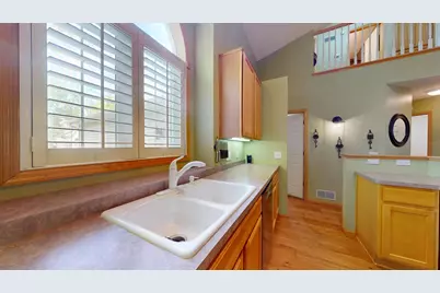 915 Kimberly Lane, Chanhassen, MN 55317 - Photo 9