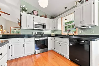 132 Wedgewood Court, Mahtomedi, MN 55115 - Photo 7