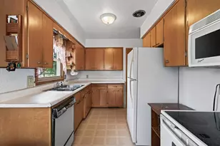 1582 Hoyt Ave E, Saint Paul, MN 55106 - Photo 9