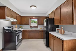 1212 Sugar Ln, Chaska, MN 55318 - Photo 3