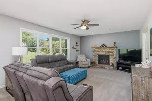 733 Ashley Dr, Chaska, MN 55318 - Photo 11