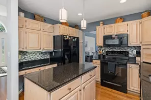 733 Ashley Dr, Chaska, MN 55318 - Photo 7