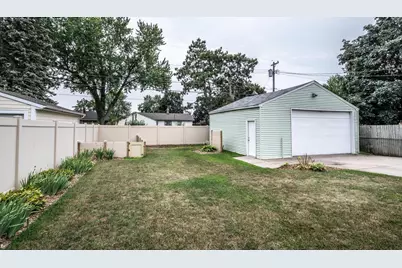 214 Poplar Street E, South Saint Paul, MN 55075 - Photo 5