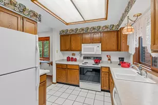 2420 Mendelssohn Ln N, Golden Valley, MN 55427 - Photo 15
