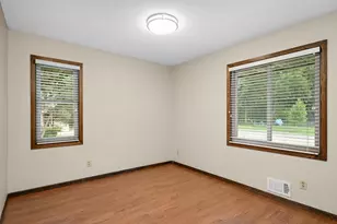 1989 Foxridge Rd, Saint Paul, MN 55119 - Photo 15