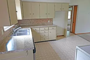 1109 S Moore St, Blue Earth, MN 56013 - Photo 5