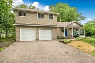 10206 Lakeview Dr W, Minnetonka, MN 55305 - Photo 1