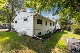 725 Robinwood Ln, Hopkins, MN 55305 - Photo 5
