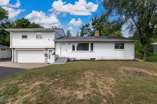 725 Robinwood Ln, Hopkins, MN 55305 - Photo 3