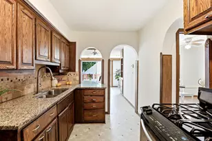 896 4th St E, Saint Paul, MN 55106 - Photo 15