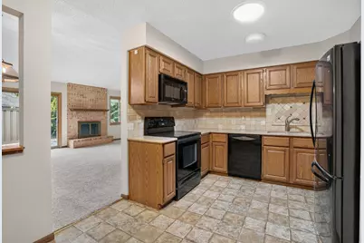 7055 Robinwood Trail, Woodbury, MN 55125 - Photo 5