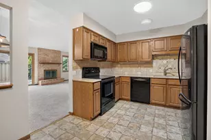 7055 Robinwood Trail, Woodbury, MN 55125 - Photo 5