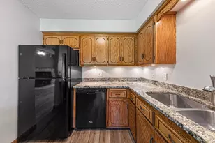 7250 Hunters Run, Eden Prairie, MN 55346 - Photo 17