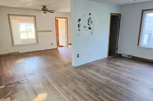 706 E 3rd St, Fairmont, MN 56031 - Photo 9