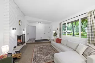 135 Sabra Ct, Apple Valley, MN 55124 - Photo 3