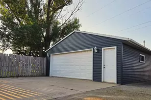 615 Elm Ave W, Waseca, MN 56093 - Photo 5