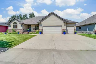 555 Queen's Ct, Moorhead, MN 56560 - Photo 1