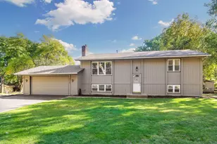 8113 Dakota Ln, Chanhassen, MN 55317 - Photo 3