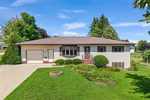 442 S Sunnyside Dr, Caledonia, MN 55921 - Photo 1