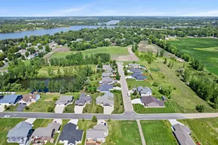 820 Willow Dr, Hutchinson, MN 55350 - Photo 3