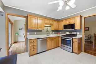 1123 Ridge Bluff Dr, Chaska, MN 55318 - Photo 5