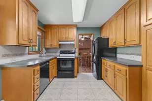 3810 Bassett Creek Dr, Golden Valley, MN 55422 - Photo 9