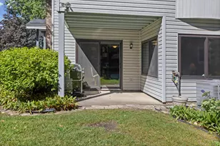 5642 Chatsworth St N, Shoreview, MN 55126 - Photo 5