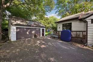 18160 Berry Ln, Wayzata, MN 55391 - Photo 5