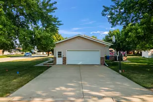 201 12th Ave NW, Pipestone, MN 56164 - Photo 5