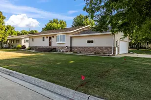201 12th Ave NW, Pipestone, MN 56164 - Photo 1