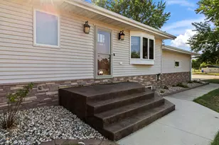 201 12th Ave NW, Pipestone, MN 56164 - Photo 3