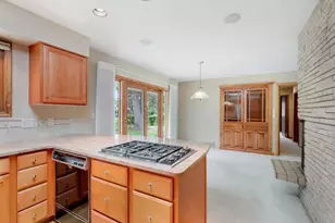 2430 Vale Crest Rd, Golden Valley, MN 55422 - Photo 7